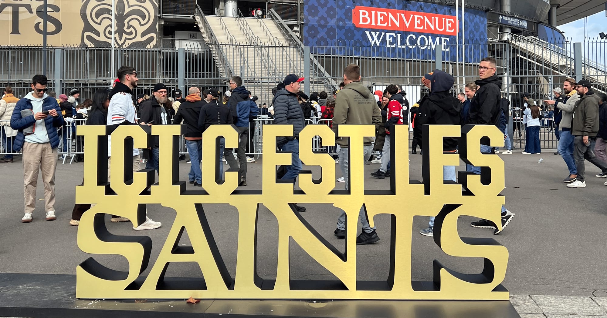 Le parvis du Stade de France aux couleurs des Saints.